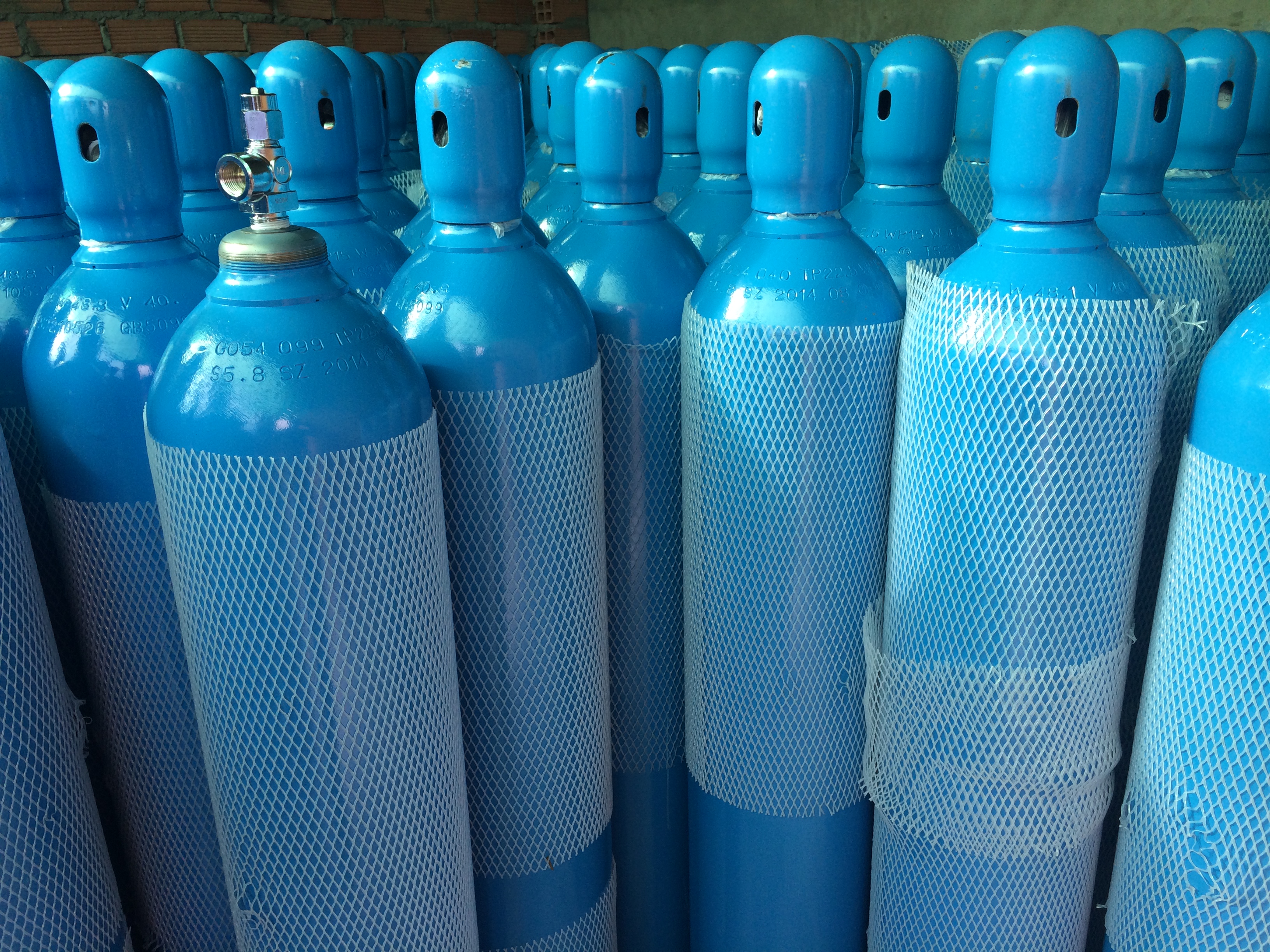 Giàn chai chứa khí công nghiệp